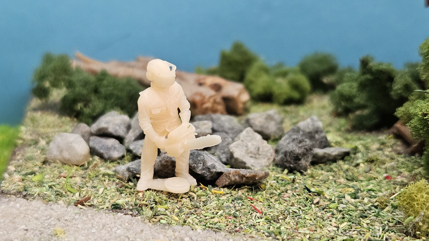 Waldarbeiter Forstwirt mit Motorsäge aus Resin (unbemalt)