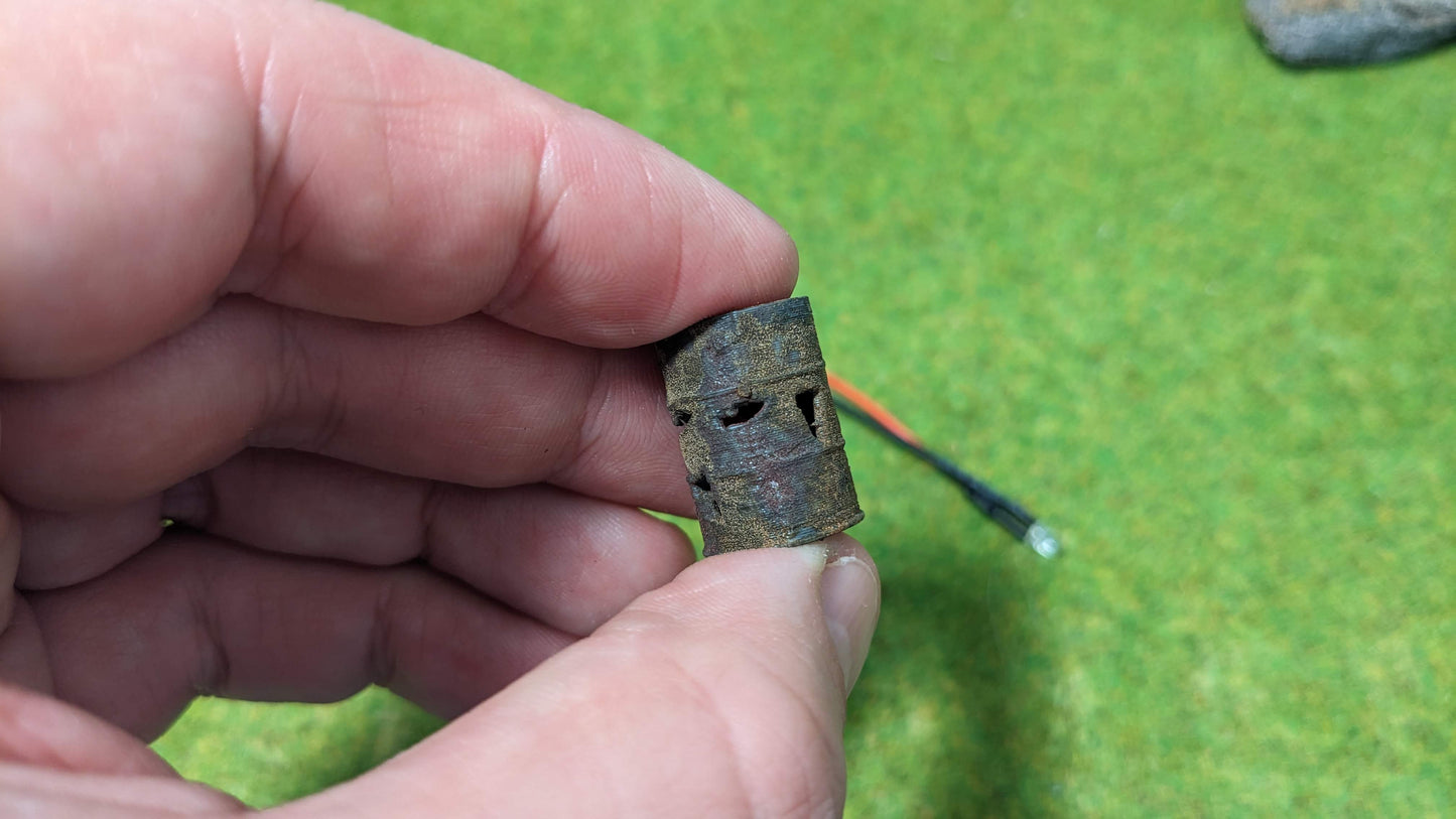 Brennendes Fass / Feuertonne mit Flacker-LED (1:45)