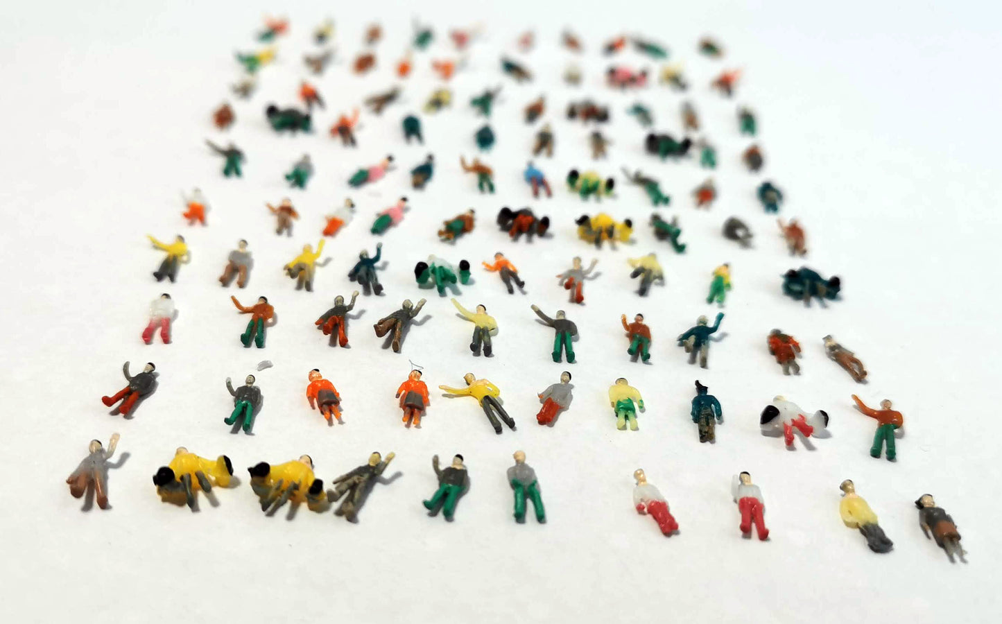 100x Figuren 1:200 Spur Z stehende Passanten - bemalt