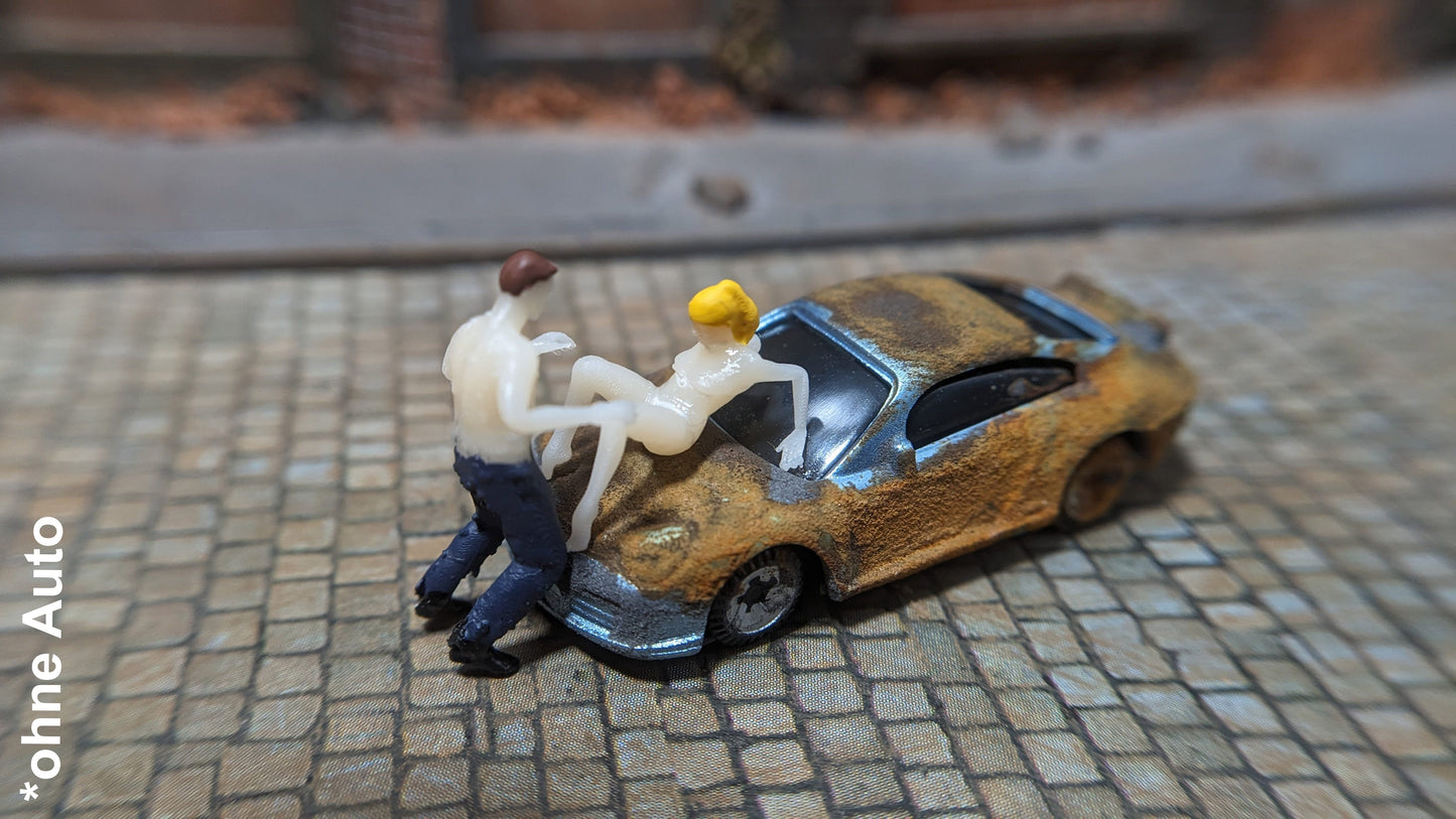 Sexy Szene Liebespaar auf Auto Figuren nackt