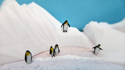 Pinguine aus Resin 1:87 (H0) optional mit Eisberg - bemalt oder unbemalt