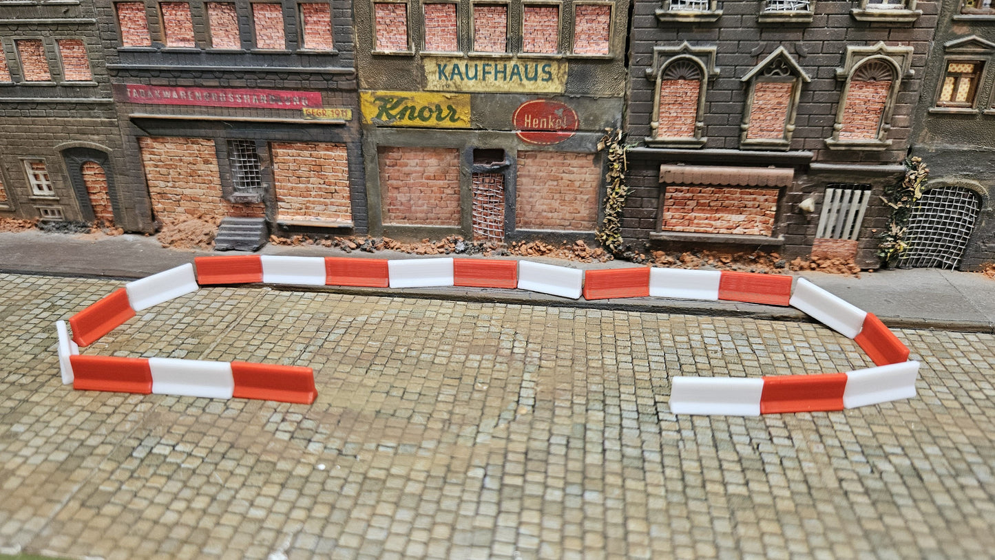 10 Stück rot weiße Barrieren / Absperrungen für Rennstrecke