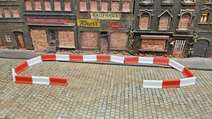 10 Stück rot weiße Barrieren / Absperrungen für Rennstrecke