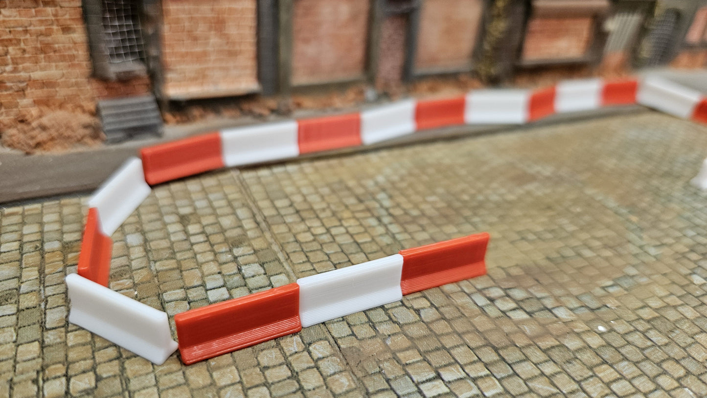 10 Stück rot weiße Barrieren / Absperrungen für Rennstrecke