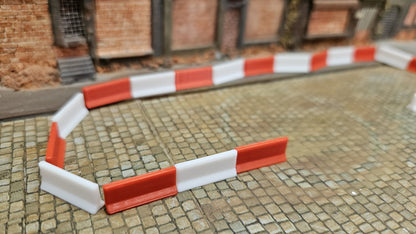 10 Stück rot weiße Barrieren / Absperrungen für Rennstrecke