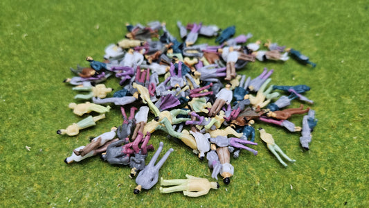 100x Figuren 1:100 Spur TT – stehende & sitzende – fertig bemalt