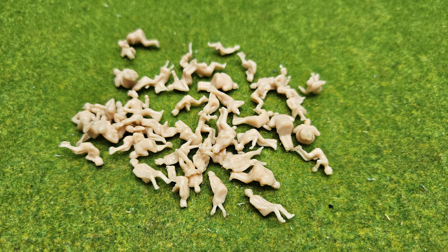 50x Figuren sitzende Reisende für Waggons für H0 (1:87) - unbemalt
