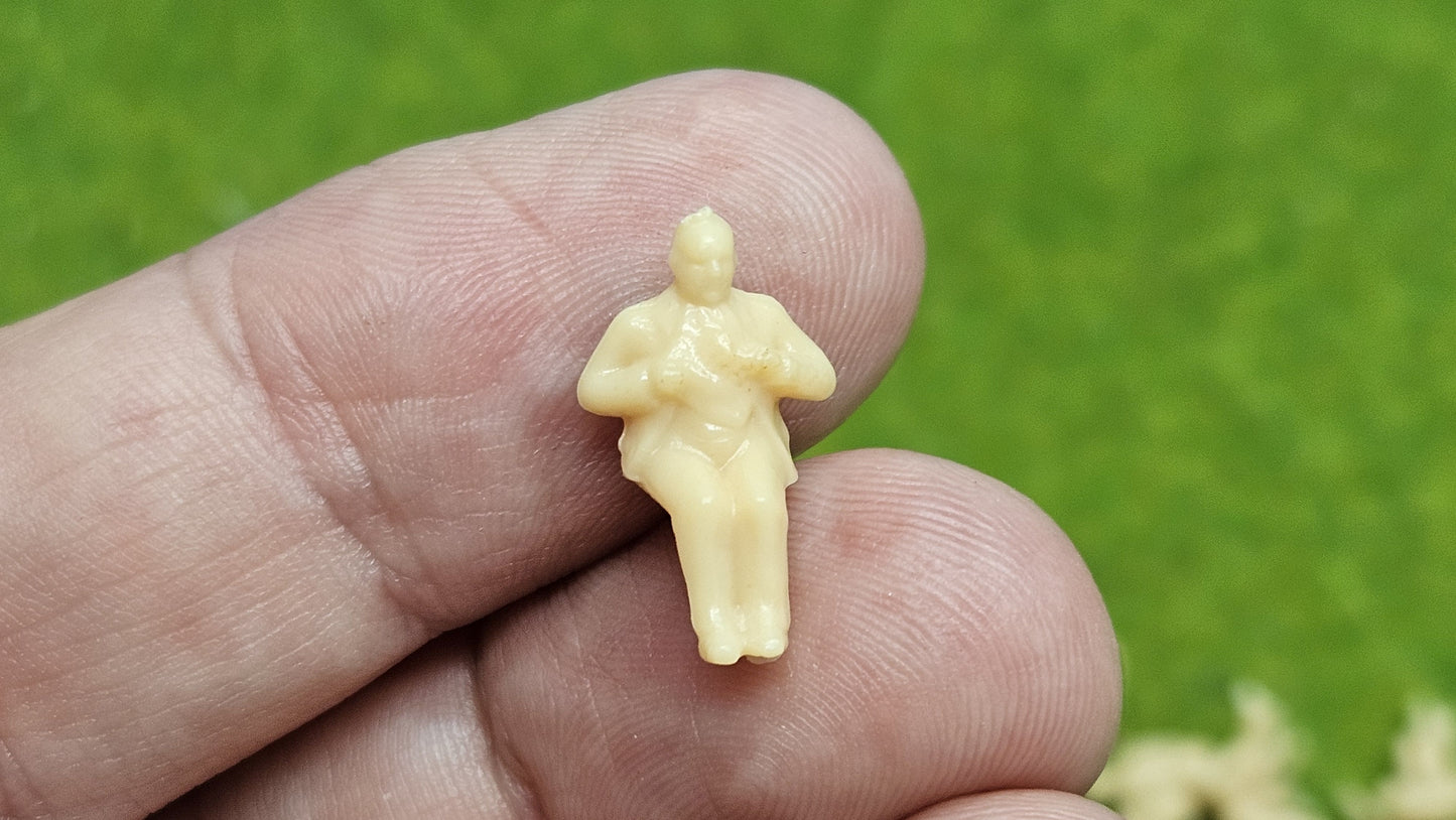 50x Figuren sitzende Reisende für Waggons für H0 (1:87) - unbemalt