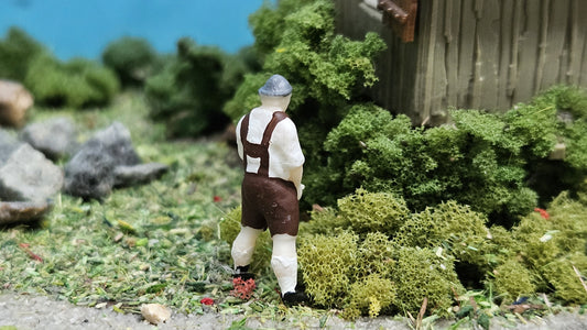 Bayer Mann mit Lederhose muss Pinkeln