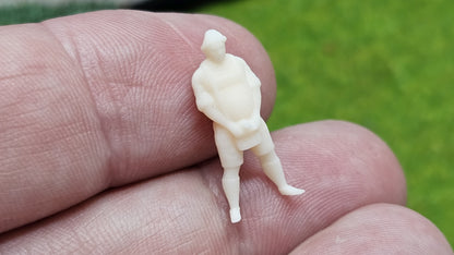Bayer Mann mit Lederhose muss Pinkeln