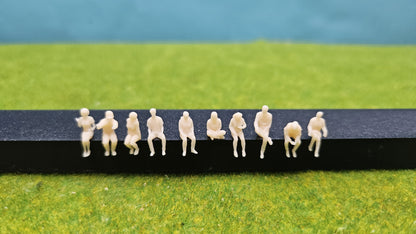 10x Modelleisenbahn Resin Figuren sitzend - unbemalt