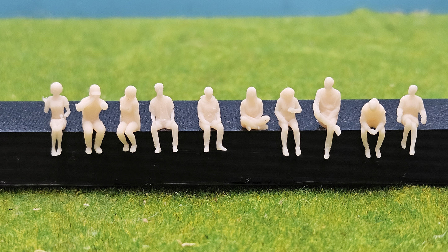 10x Modelleisenbahn Resin Figuren sitzend - unbemalt