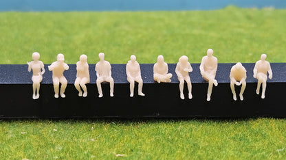 10x Modelleisenbahn Resin Figuren sitzend - unbemalt