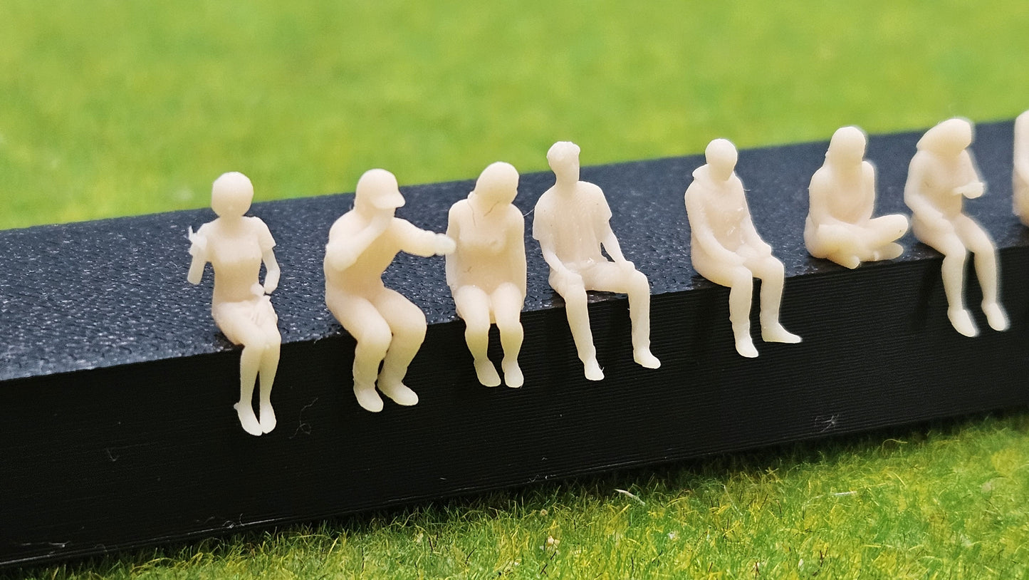 10x Modelleisenbahn Resin Figuren sitzend - unbemalt