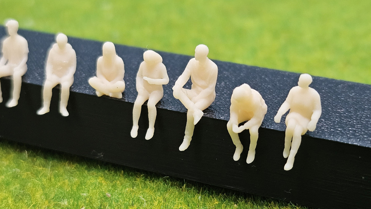 10x Modelleisenbahn Resin Figuren sitzend - unbemalt