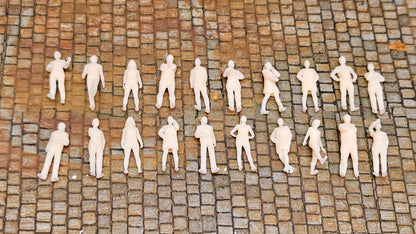 20x Modelleisenbahn Resin Figuren stehend - unbemalt