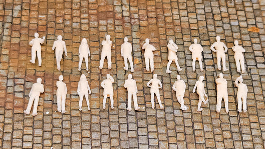 20x Modelleisenbahn Resin Figuren stehend - unbemalt