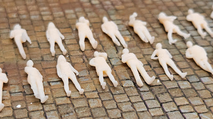 20x Modelleisenbahn Resin Figuren stehend - unbemalt