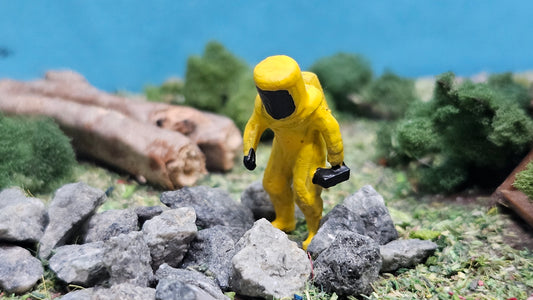 Mann im ABC Schutzanzug mit Geigerzähler aus Resin - wahlweise bemalt