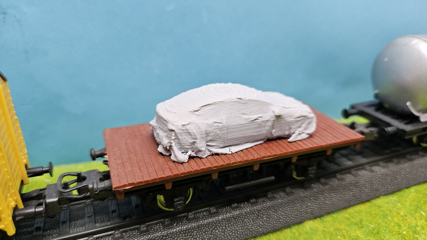 Modernes E-Auto als Ladegeut "unter Plane" für Bahn & LKW