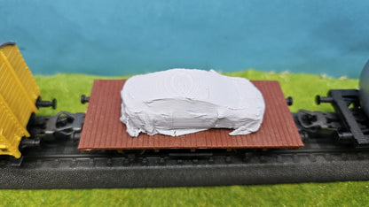 Modernes E-Auto als Ladegeut "unter Plane" für Bahn & LKW