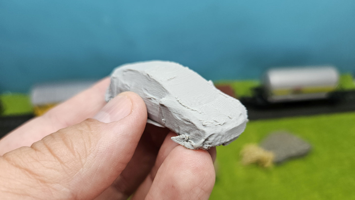 Modernes E-Auto als Ladegeut "unter Plane" für Bahn & LKW