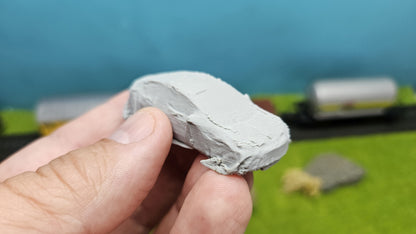 Modernes E-Auto als Ladegeut "unter Plane" für Bahn & LKW