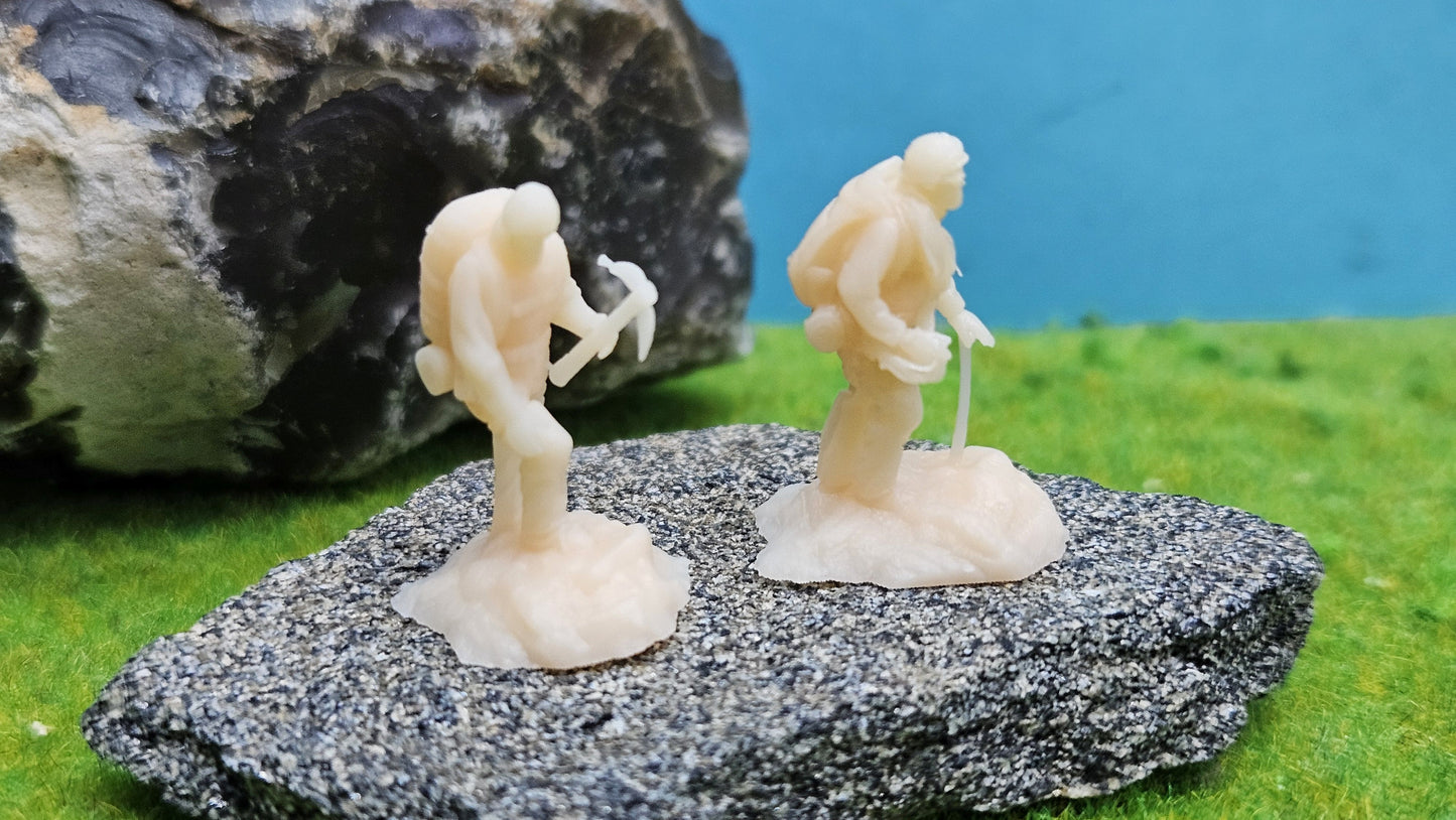 2x Bergsteiger Figuren aus Resin - unbemalt