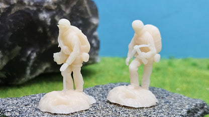 2x Bergsteiger Figuren aus Resin - unbemalt