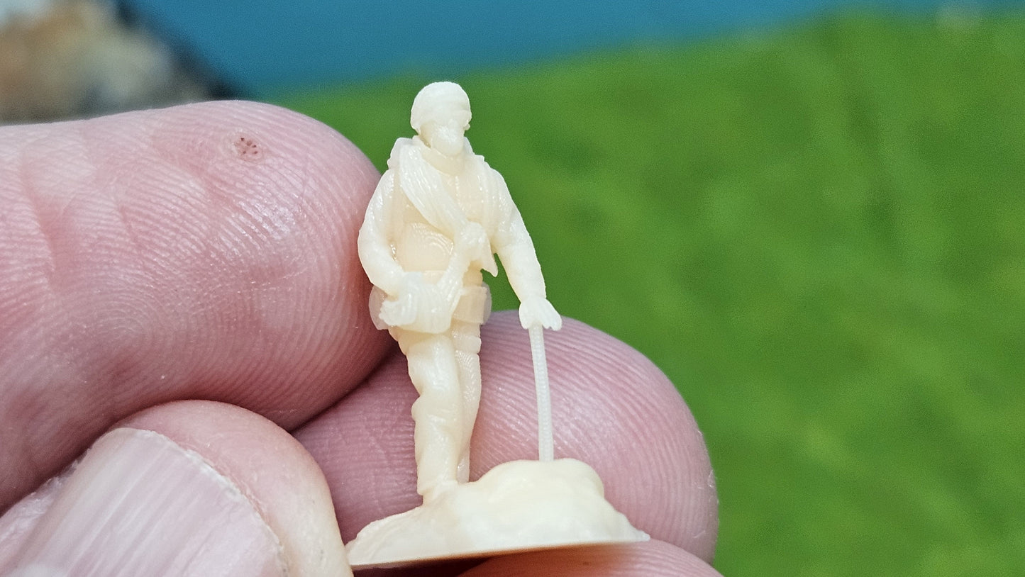 2x Bergsteiger Figuren aus Resin - unbemalt