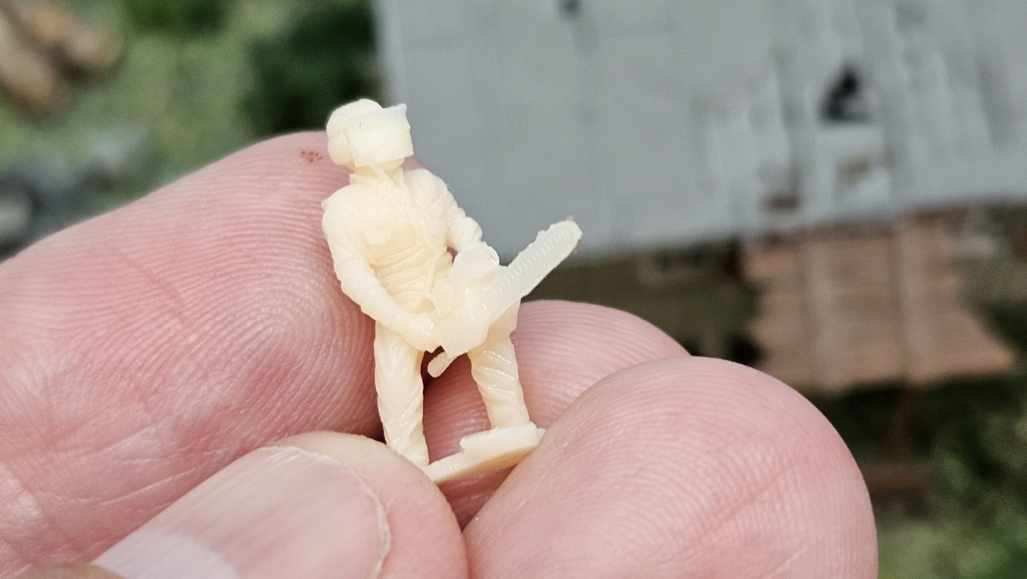 Waldarbeiter Forstwirt mit Motorsäge aus Resin (unbemalt)