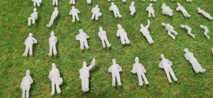 50x Reisende Figuren 1:160 (Spur N) sitzend & stehend, unbemalt