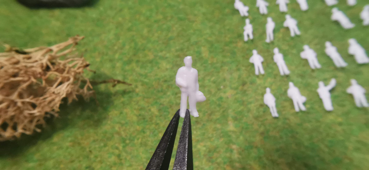 50x Reisende Figuren 1:160 (Spur N) sitzend & stehend, unbemalt