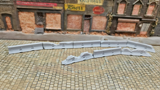 10 Stück beschädigte Barrieren / Straßensperren im Beton Look