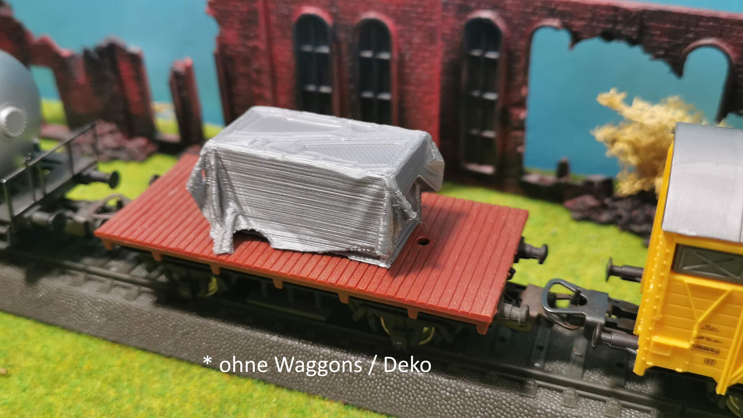 Verschiedene Kistenstapel mit Abdeckplane als Ladegut