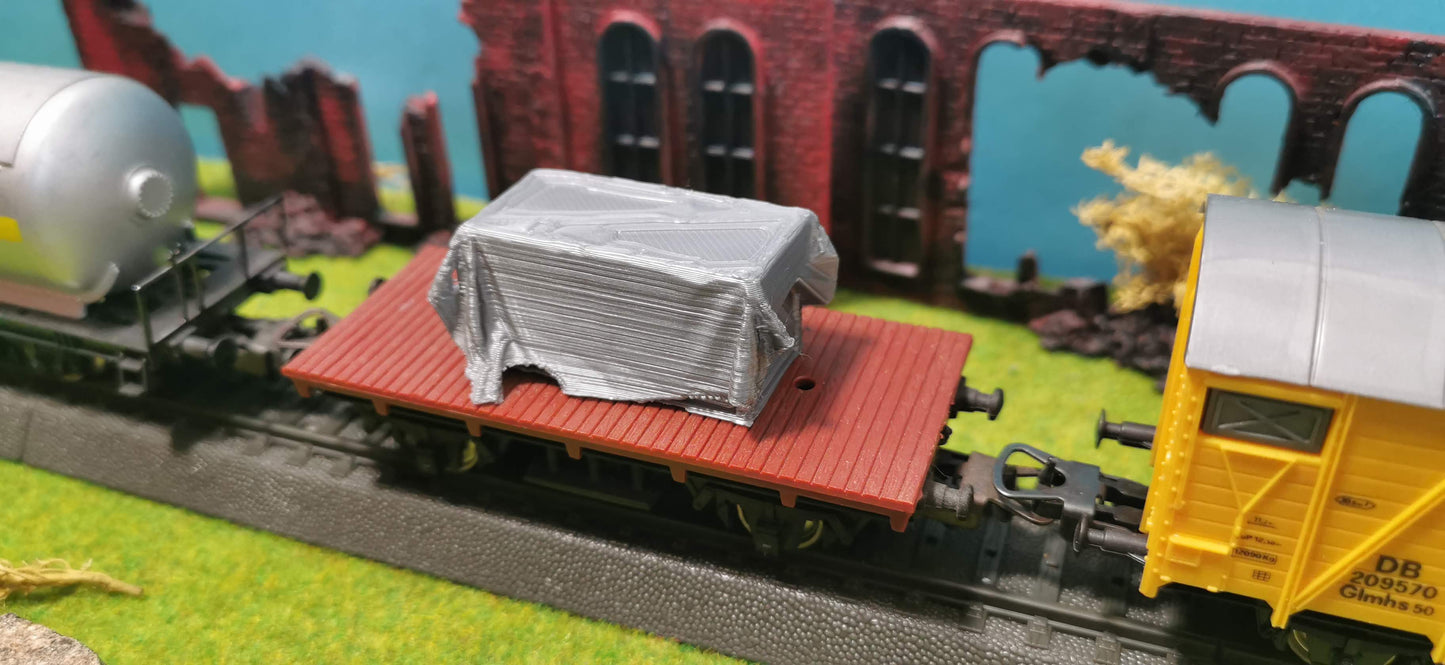 Große Kiste Box Ladegut mit Plane