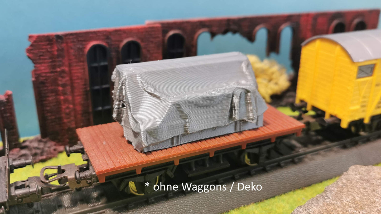 Verschiedene Kistenstapel mit Abdeckplane als Ladegut