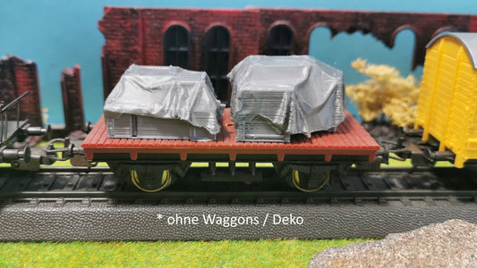 Verschiedene Kistenstapel mit Abdeckplane als Ladegut