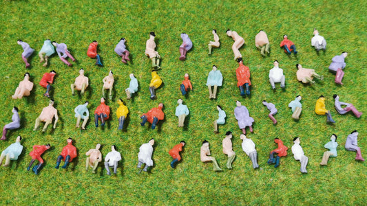 50x Figuren sitzende Reisende für Waggons für H0 (1:87) - fertig bemalt