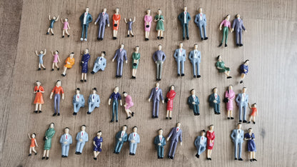 25x Figuren 1:32 (Spur 1) 1:35 – stehende & sitzende – fertig bemalt
