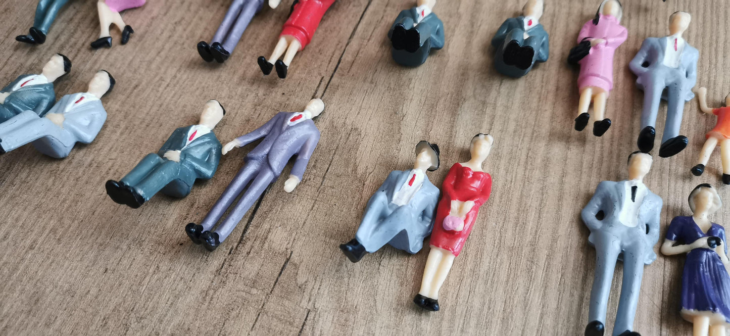 25x Figuren 1:32 (Spur 1) 1:35 – stehende & sitzende – fertig bemalt