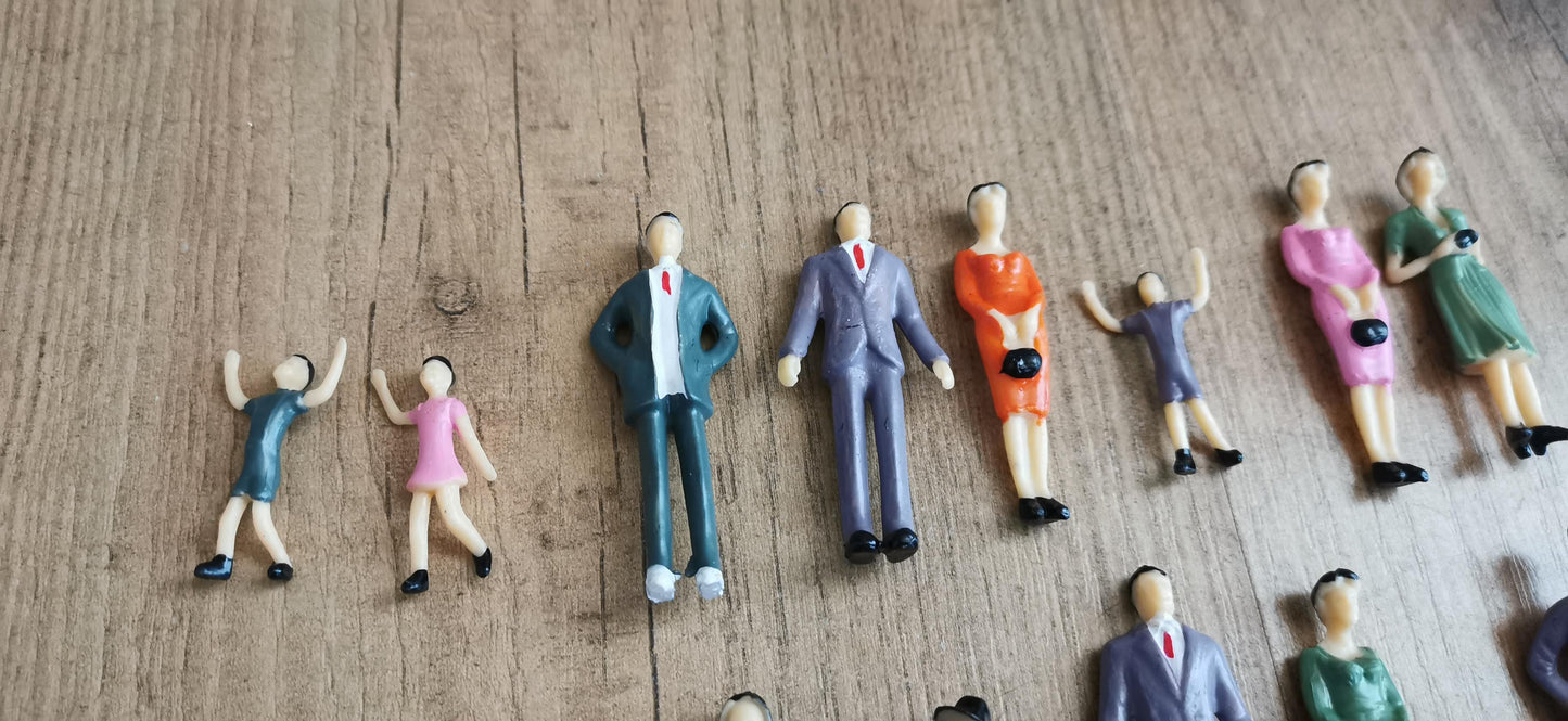 25x Figuren 1:32 (Spur 1) 1:35 – stehende & sitzende – fertig bemalt