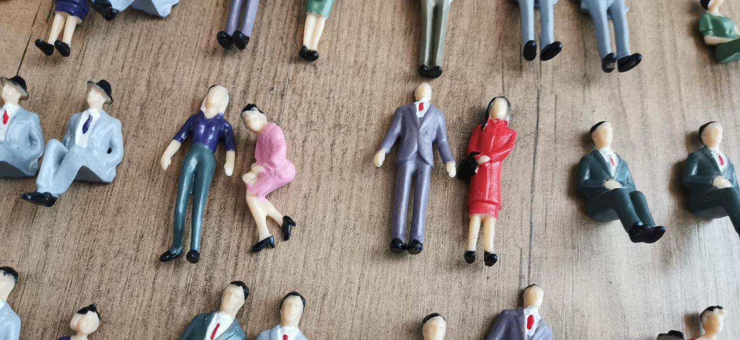 25x Figuren 1:32 (Spur 1) 1:35 – stehende & sitzende – fertig bemalt