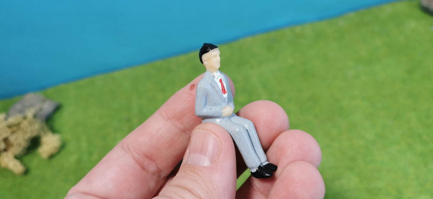 25x Figuren 1:32 (Spur 1) 1:35 – stehende & sitzende – fertig bemalt