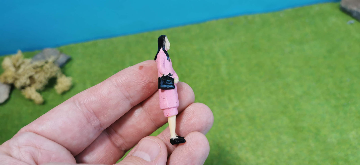 25x Figuren 1:32 (Spur 1) 1:35 – stehende & sitzende – fertig bemalt