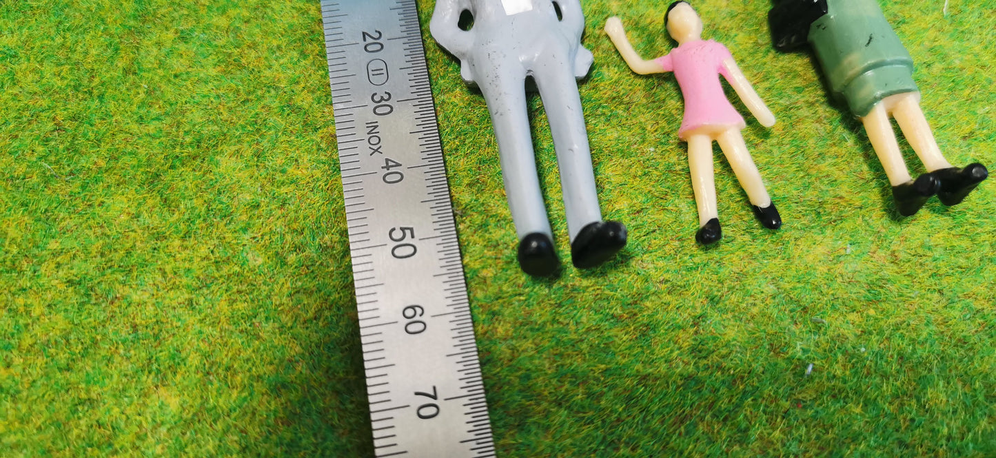 25x Figuren 1:32 (Spur 1) 1:35 – stehende & sitzende – fertig bemalt