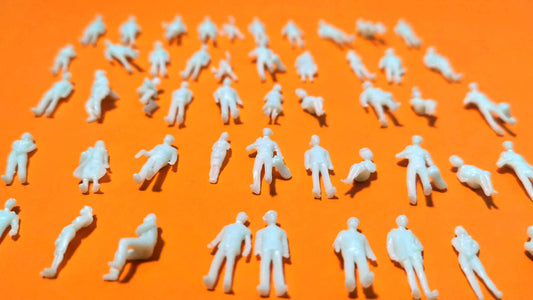 100x Figuren passend für 1:87 Spur H0 stehende & sitzende - unbemalt