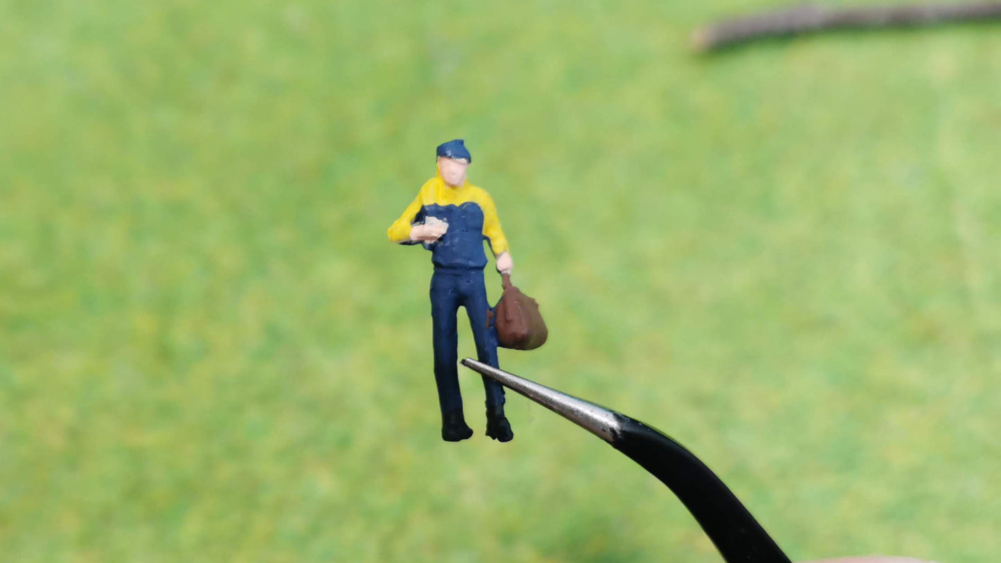 "Postbote" oder Briefträger Figur für H0 (1:87) - fertig bemalt
