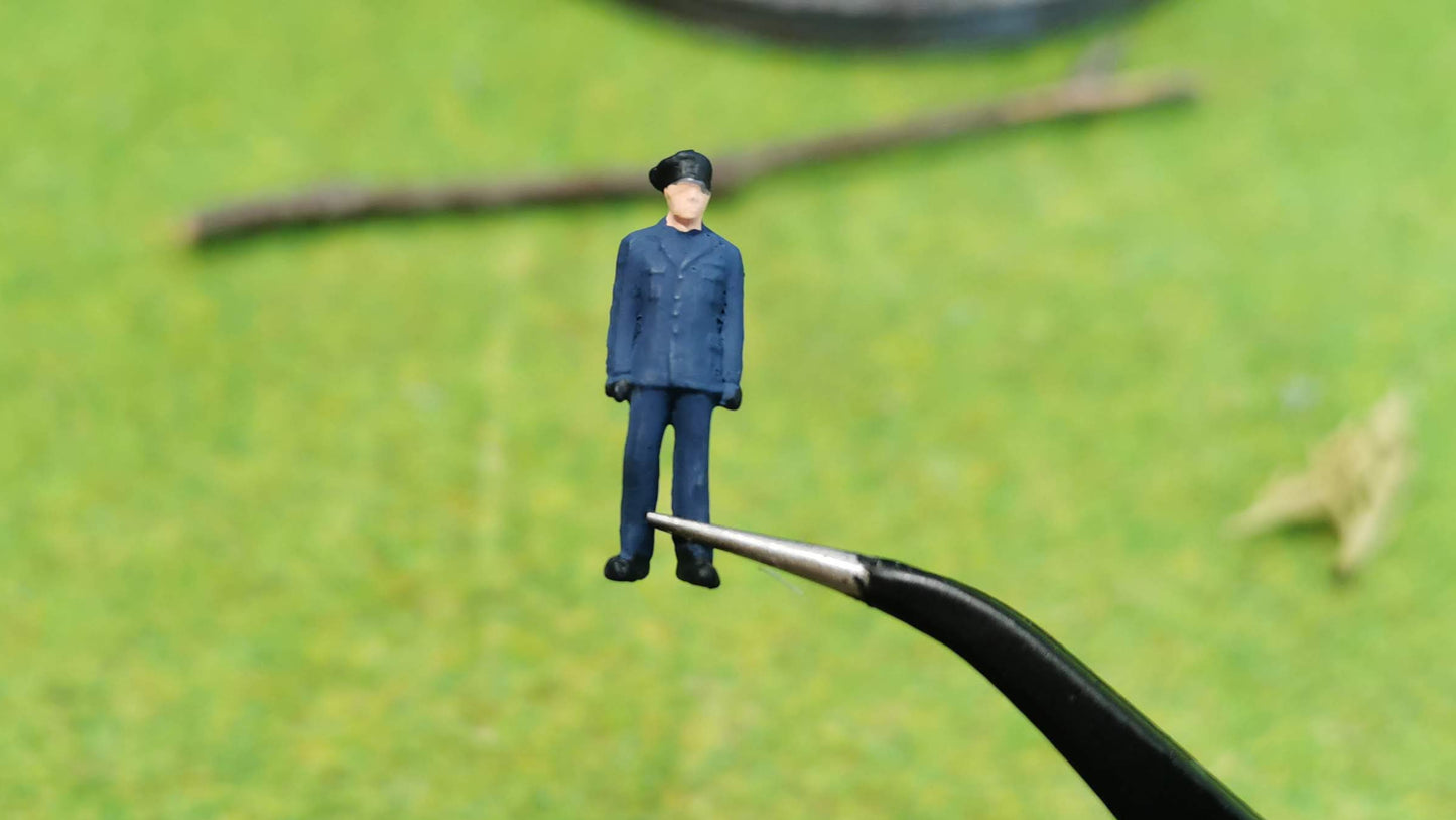 "Polizist" oder "Schaffner" Figur für H0 (1:87) - fertig bemalt