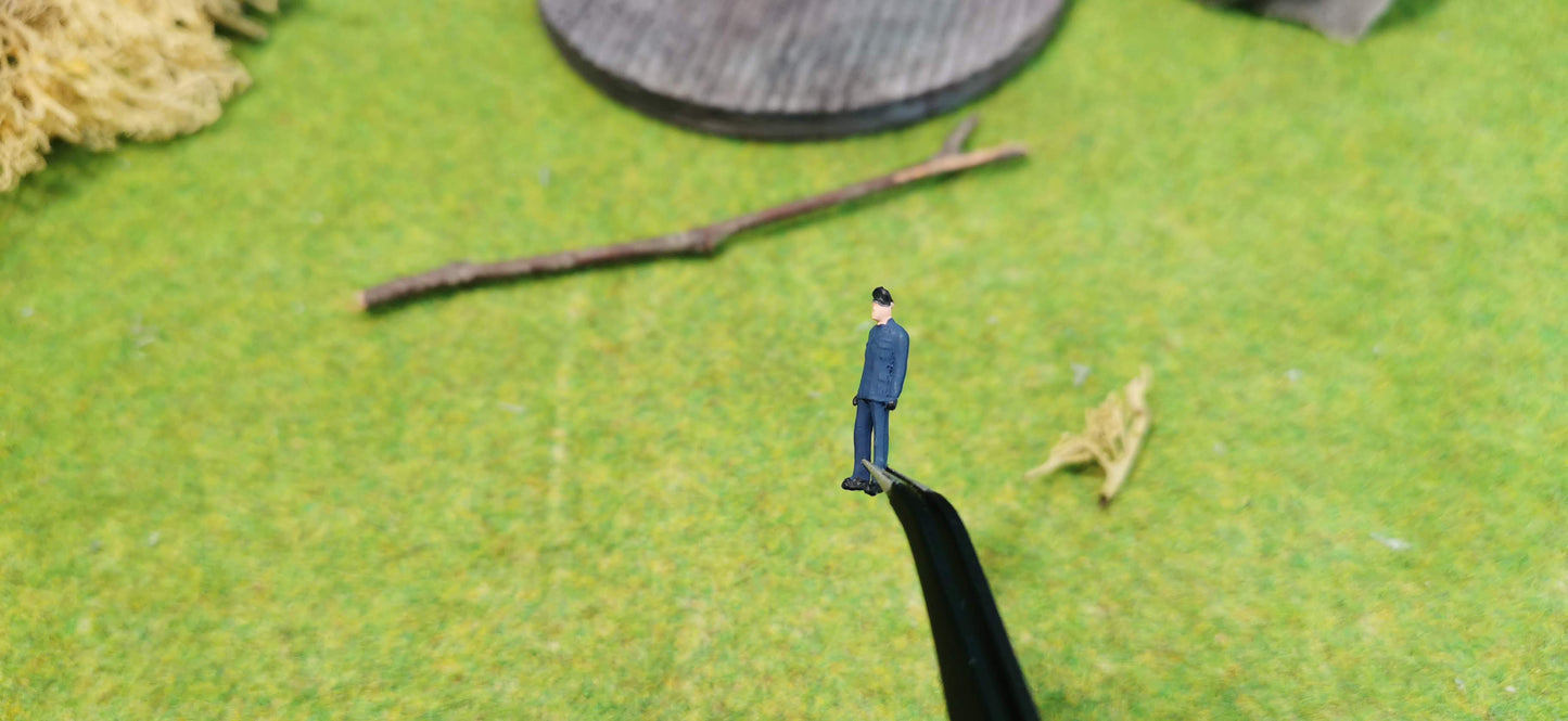 "Polizist" oder "Schaffner" Figur für H0 (1:87) - fertig bemalt